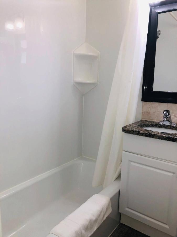 Perth Plaza Inn & Suites Екстер'єр фото