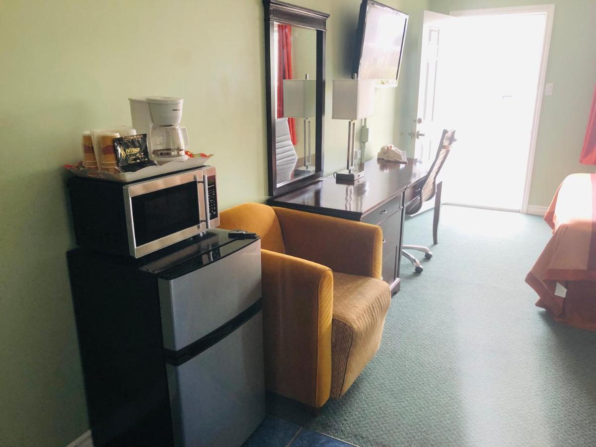 Perth Plaza Inn & Suites Екстер'єр фото