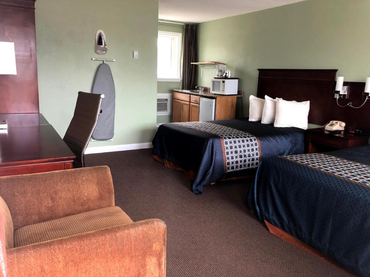 Perth Plaza Inn & Suites Екстер'єр фото
