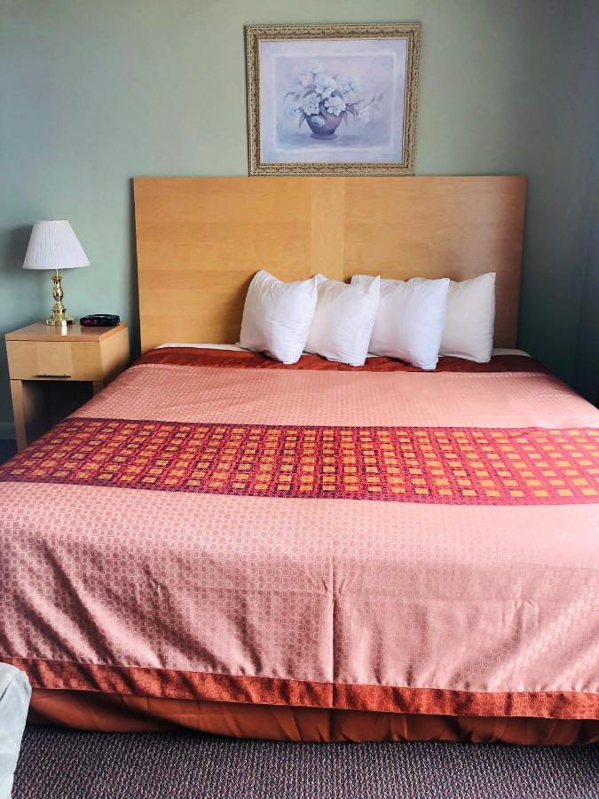 Perth Plaza Inn & Suites Екстер'єр фото
