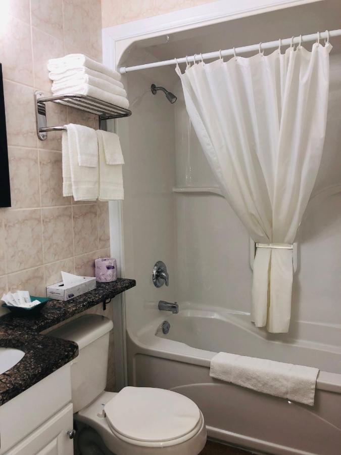 Perth Plaza Inn & Suites Екстер'єр фото