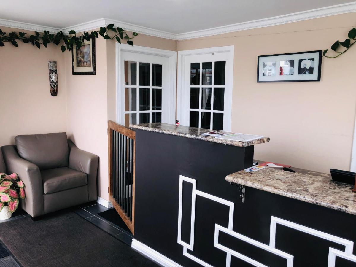 Perth Plaza Inn & Suites Екстер'єр фото