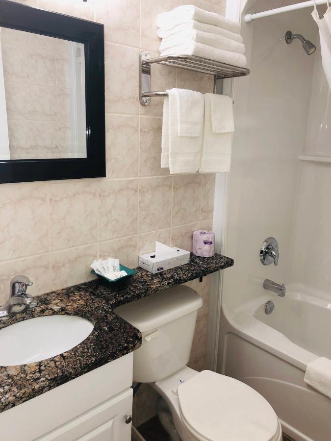 Perth Plaza Inn & Suites Екстер'єр фото