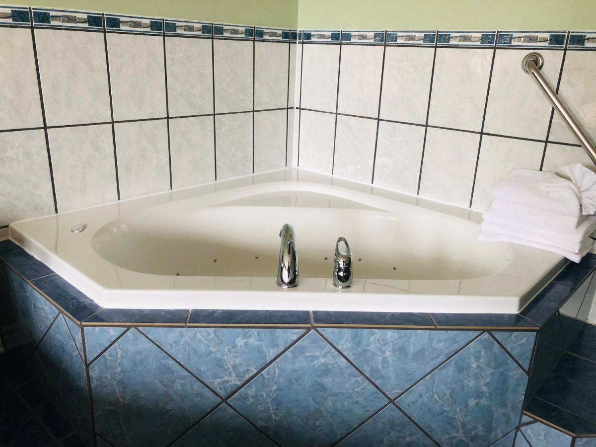 Perth Plaza Inn & Suites Екстер'єр фото