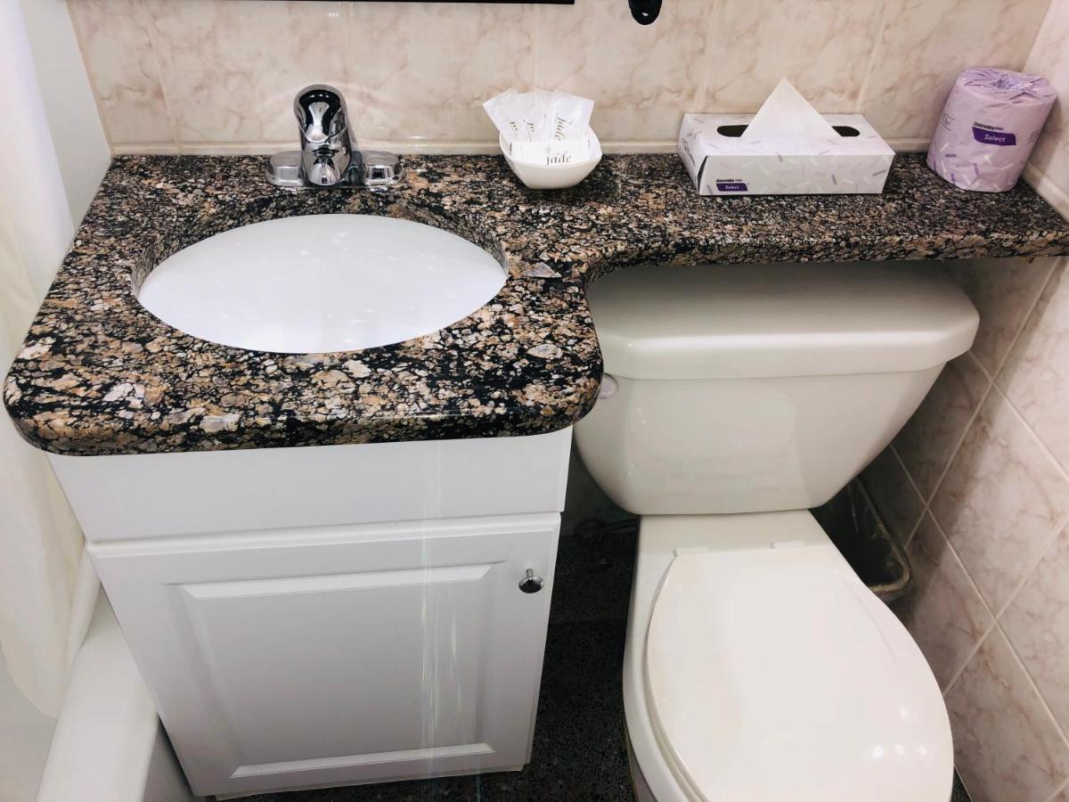Perth Plaza Inn & Suites Екстер'єр фото