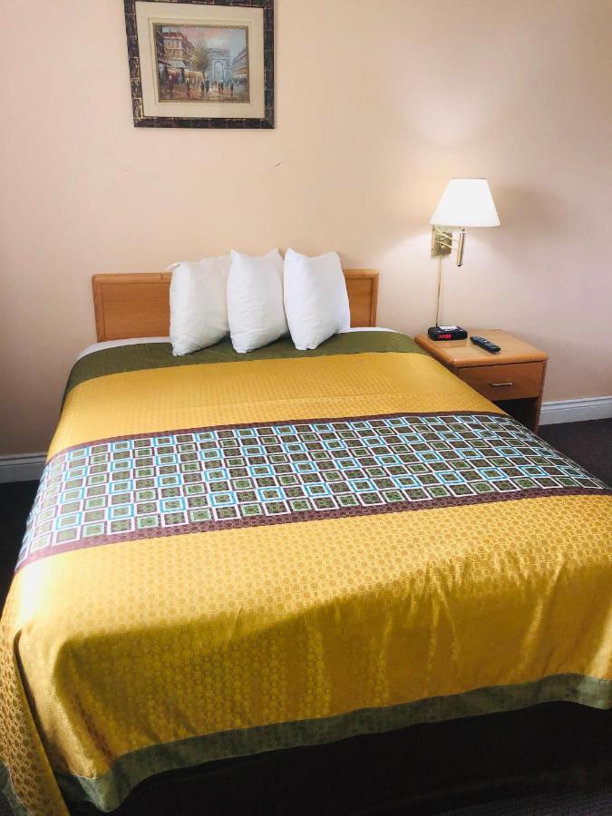 Perth Plaza Inn & Suites Екстер'єр фото
