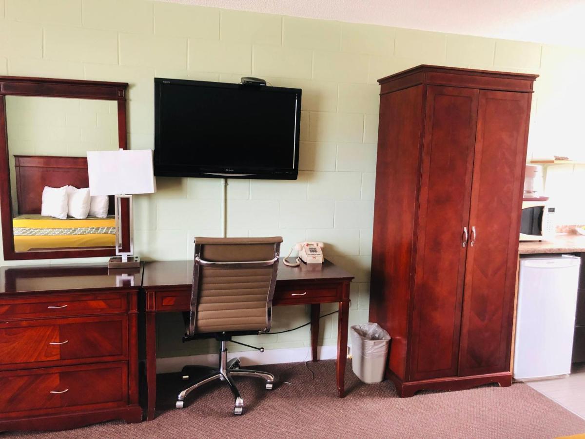 Perth Plaza Inn & Suites Екстер'єр фото
