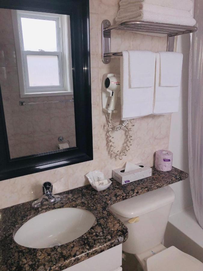 Perth Plaza Inn & Suites Екстер'єр фото