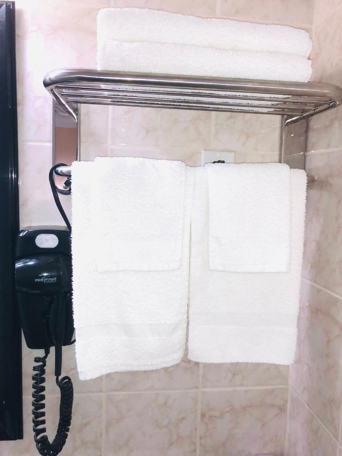 Perth Plaza Inn & Suites Екстер'єр фото