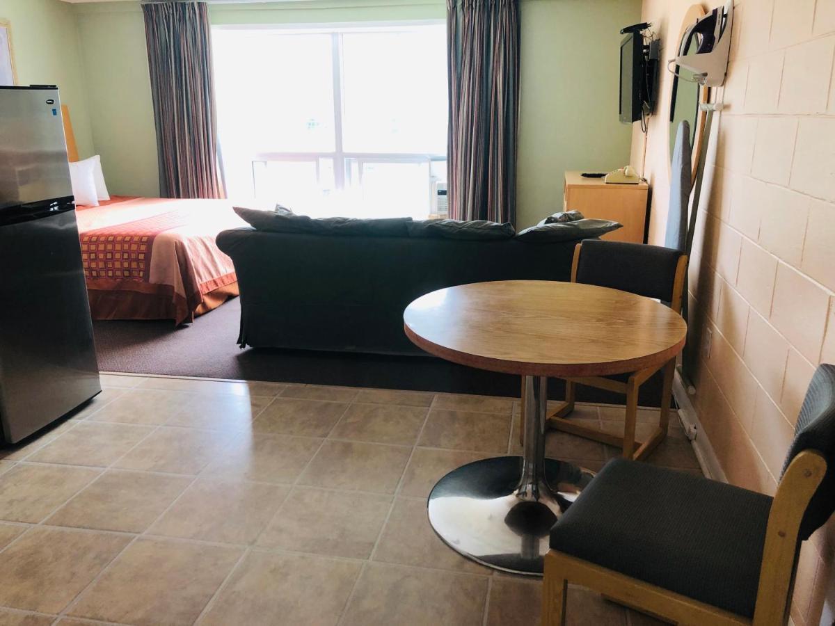 Perth Plaza Inn & Suites Екстер'єр фото