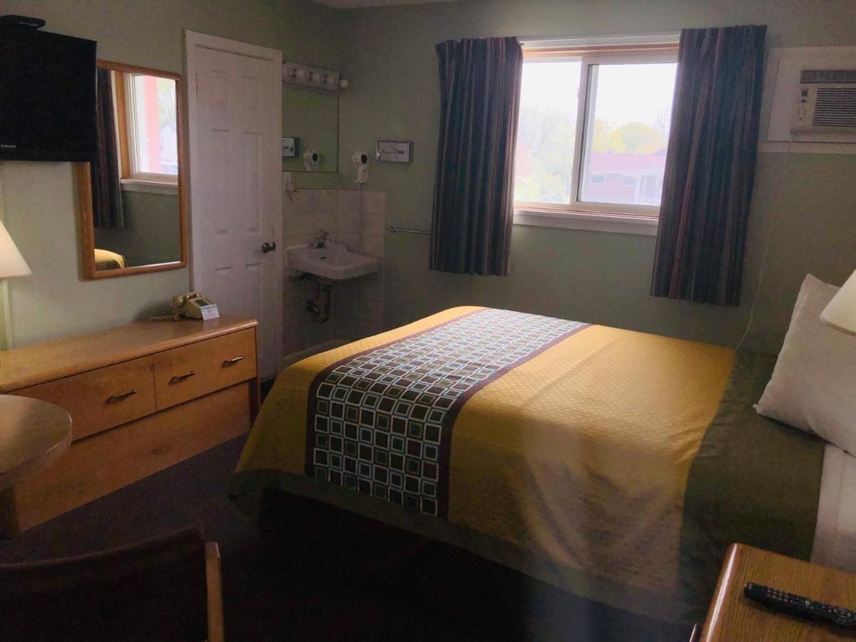 Perth Plaza Inn & Suites Екстер'єр фото