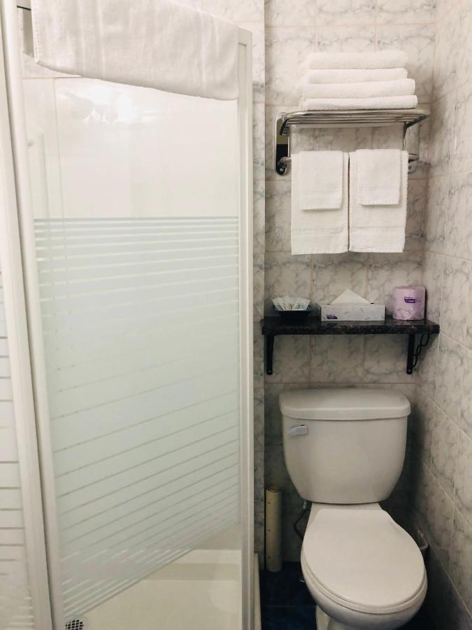 Perth Plaza Inn & Suites Екстер'єр фото