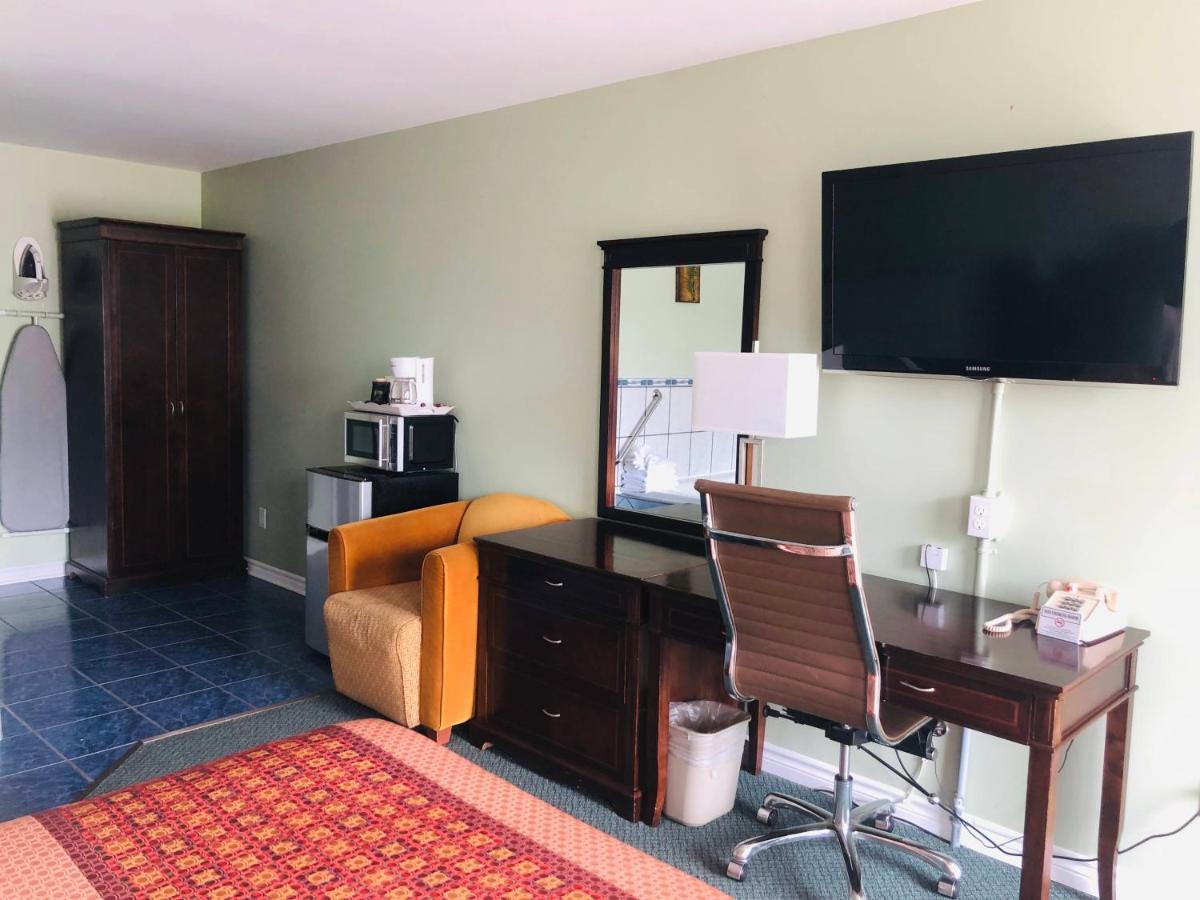Perth Plaza Inn & Suites Екстер'єр фото