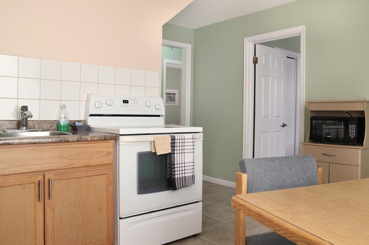 Perth Plaza Inn & Suites Екстер'єр фото