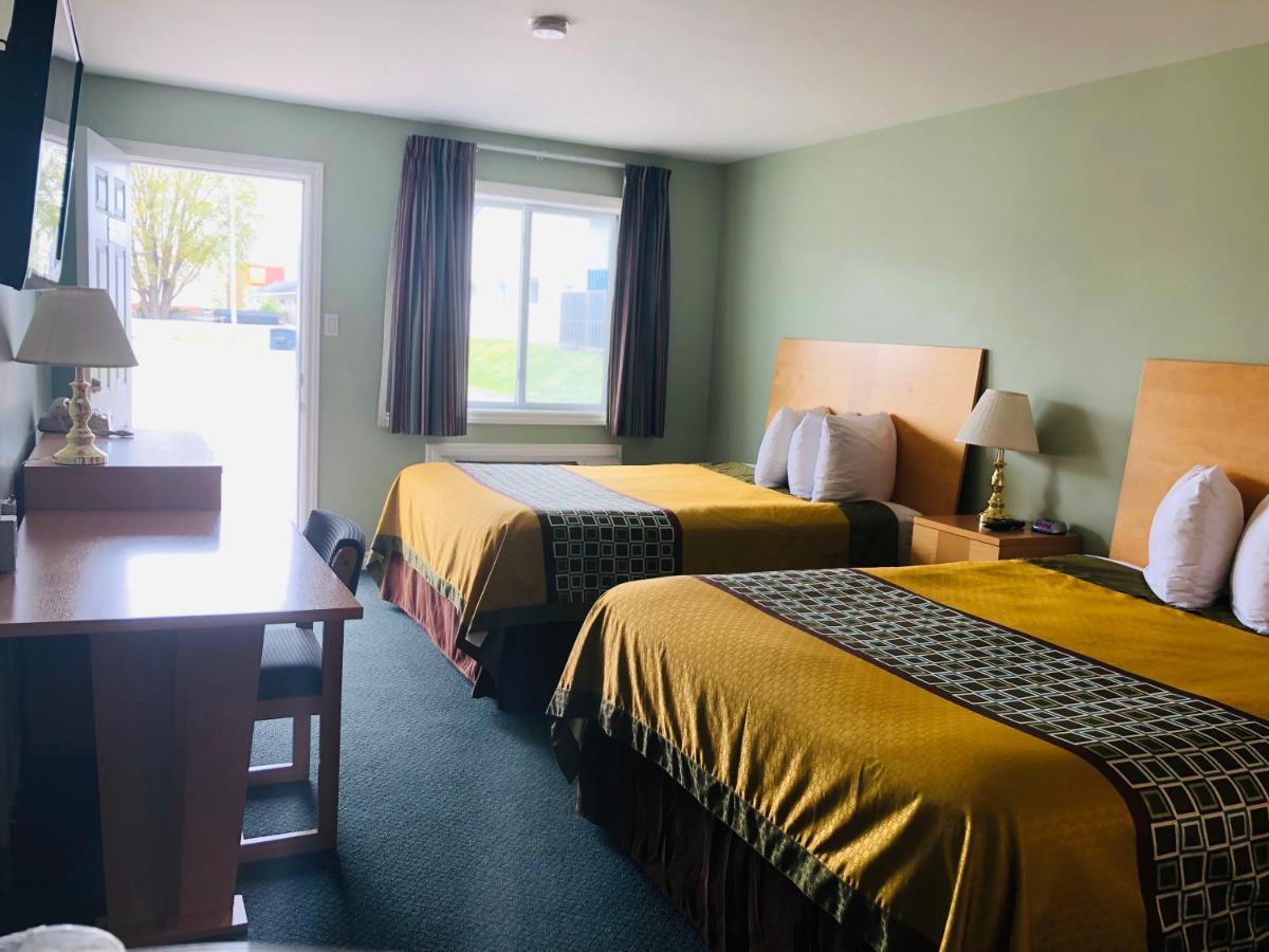 Perth Plaza Inn & Suites Екстер'єр фото