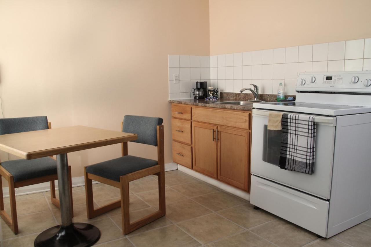 Perth Plaza Inn & Suites Екстер'єр фото