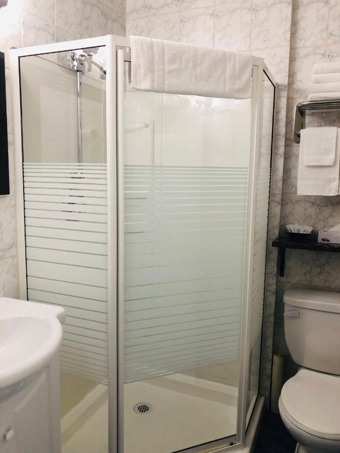 Perth Plaza Inn & Suites Екстер'єр фото