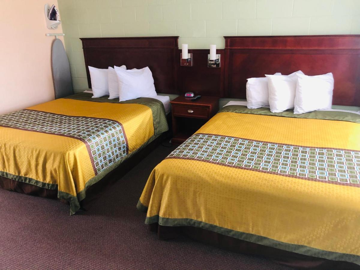 Perth Plaza Inn & Suites Екстер'єр фото