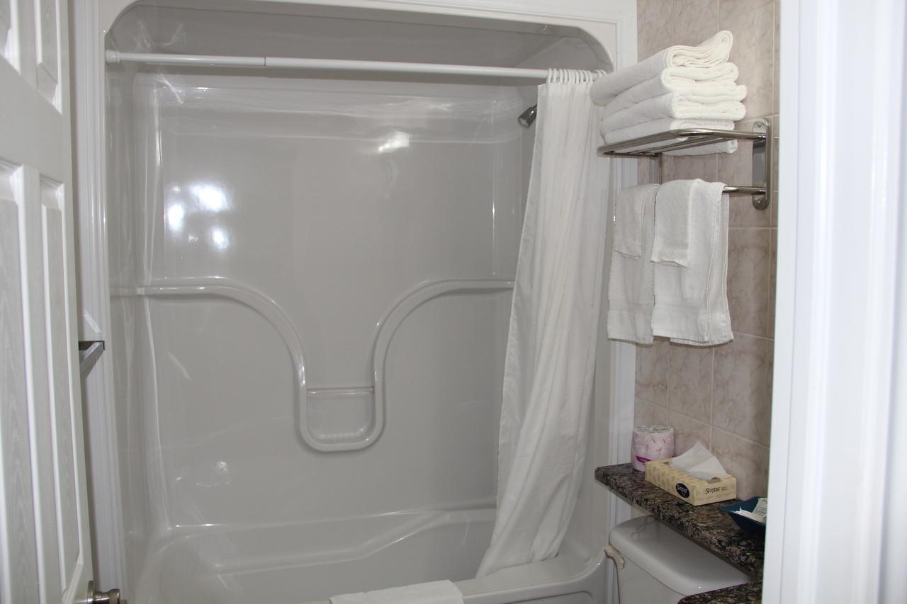 Perth Plaza Inn & Suites Екстер'єр фото