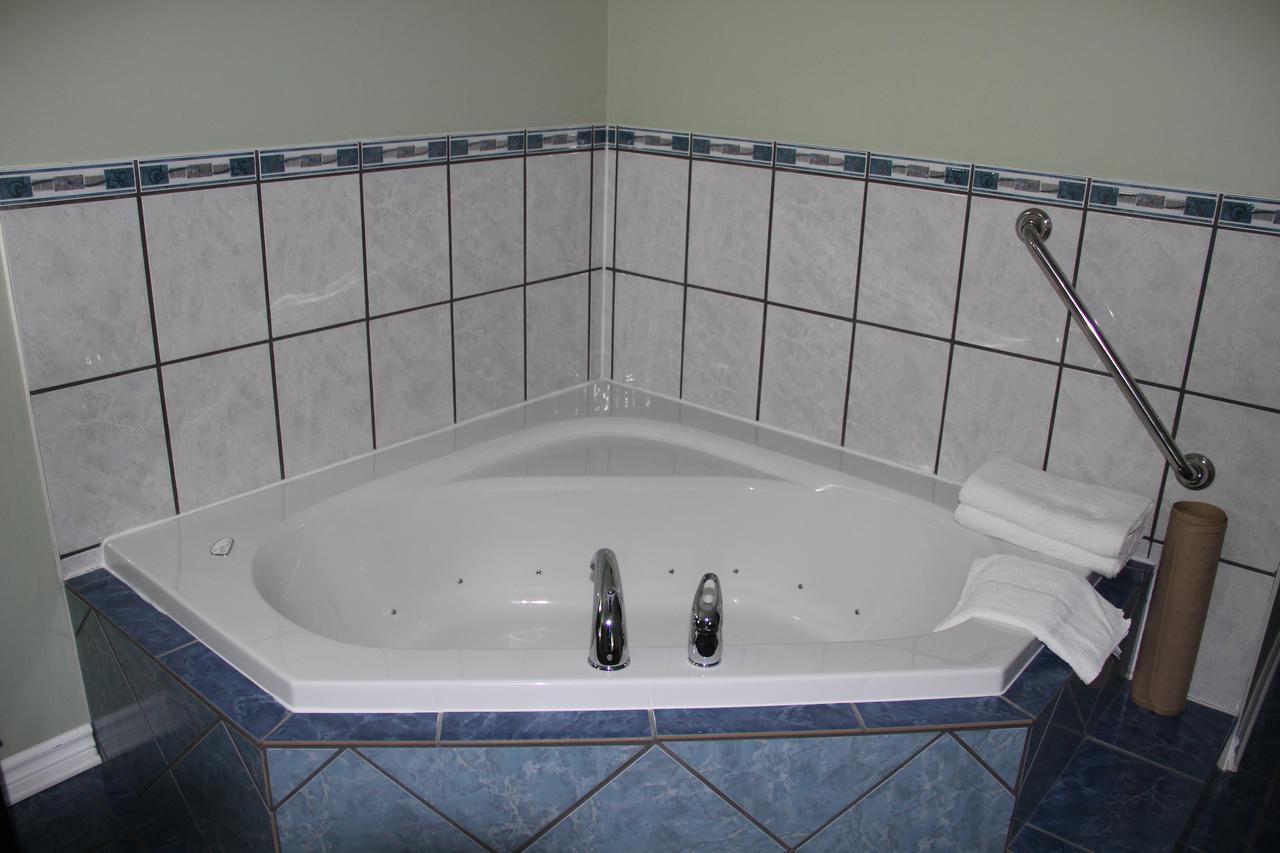 Perth Plaza Inn & Suites Екстер'єр фото
