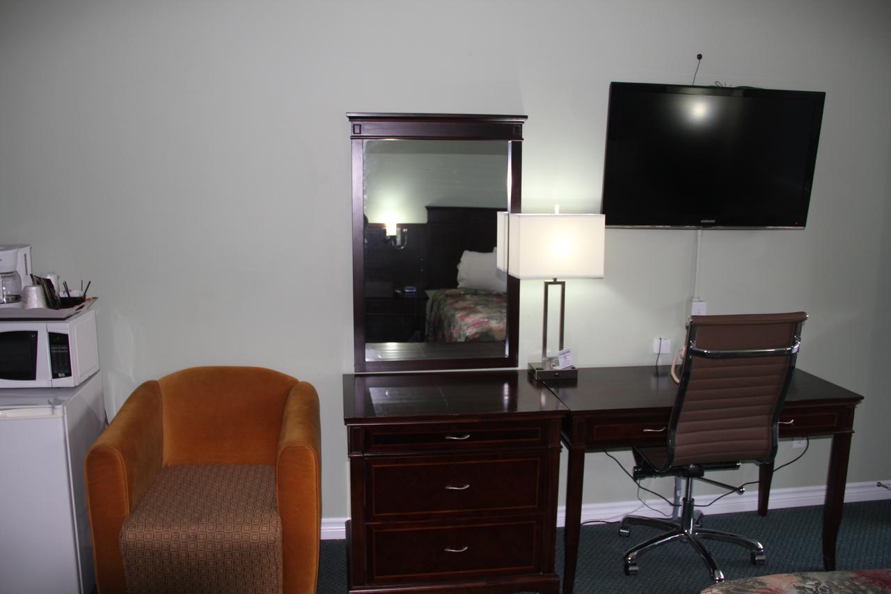 Perth Plaza Inn & Suites Екстер'єр фото