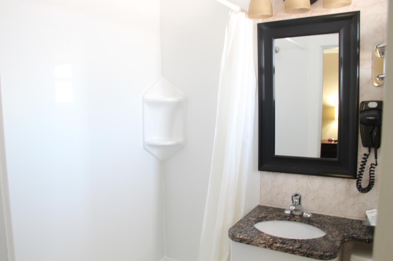 Perth Plaza Inn & Suites Екстер'єр фото