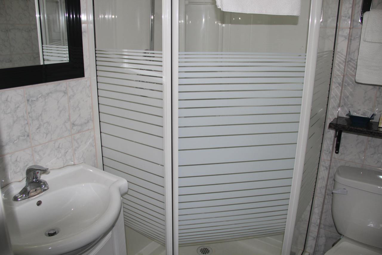 Perth Plaza Inn & Suites Екстер'єр фото