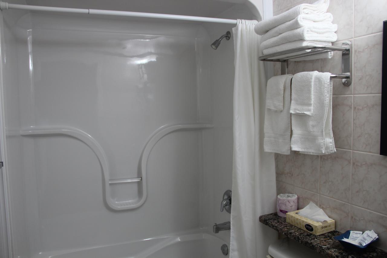 Perth Plaza Inn & Suites Екстер'єр фото