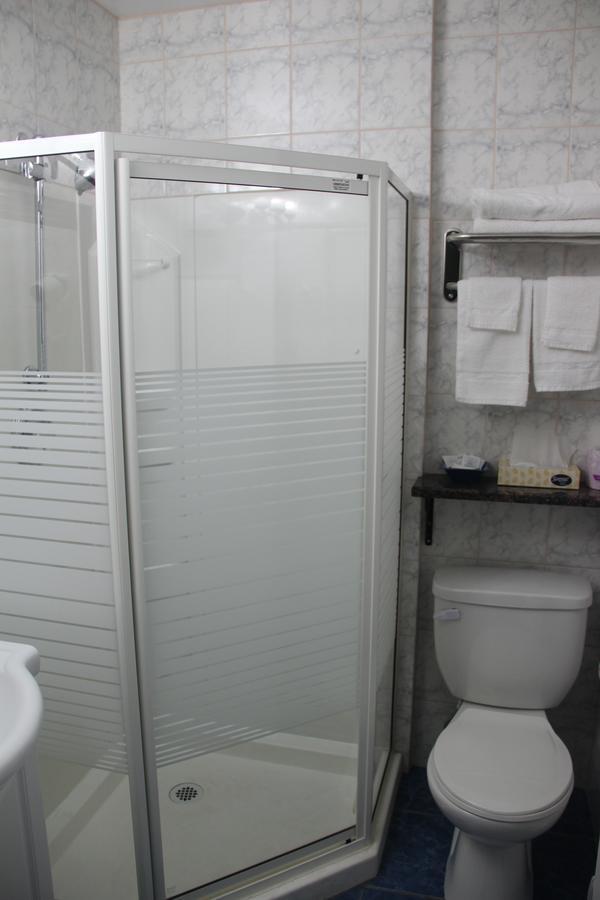 Perth Plaza Inn & Suites Екстер'єр фото
